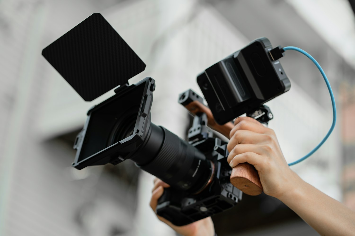 Người làm nội dung chuẩn bị máy quay cho một video quảng bá