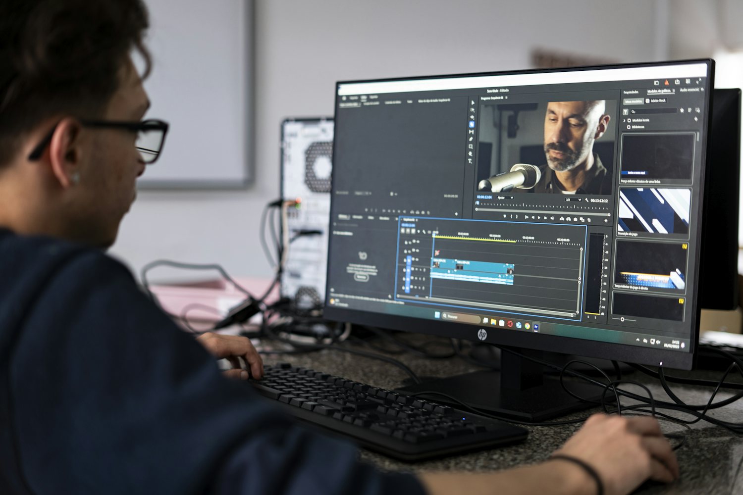 Biên tập viên kiểm tra hình ảnh và nhịp dựng trước khi xuất video